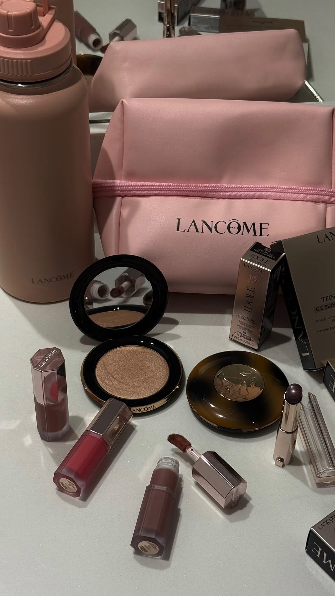 ★🎀🩰🫧 makeup tips: como o blush pode mudar o formato do rosto!

usei o novo Idole Juicy Blush de @lancomeofficial, na cor 10. textura leve, 85% de skincare e até 12 horas de duração! perfeito pra presentear no dia dos namorados.

o que acharam? 💘 #Lancome #LancomeMakeup #makeup *pub