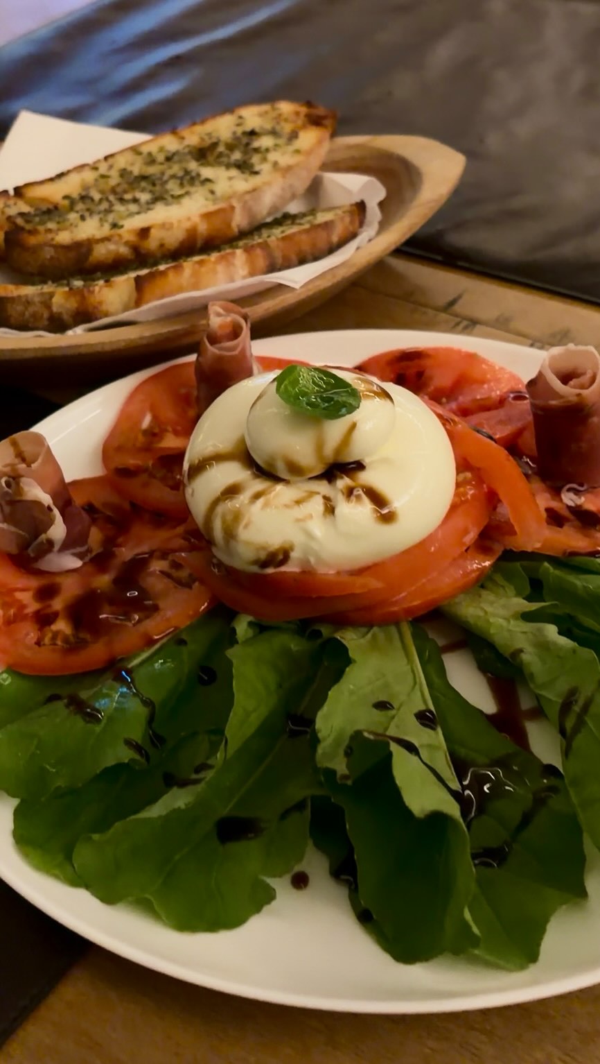 o primeiro dia dos namorados meu e do Érico! 
e o @barrashoppingsul nos convidou pra comemorar no @obaixobarra 💗
como a gente é meio indeciso, fomos pelo fácil e agendamos dois restaurantes pelo aplicativo Multi! 
nossa primeira parada foi o Barolo 🍝, que nunca tínhamos visitado e que tava uma delícia!
o segundo vídeo dessa loucura tu encontra também aqui no perfil do Baixo Barra 💗
aproveita que o dia dos namorados cai na sexta e que o @barrashoppingsul oferece isenção de estacionamento no al