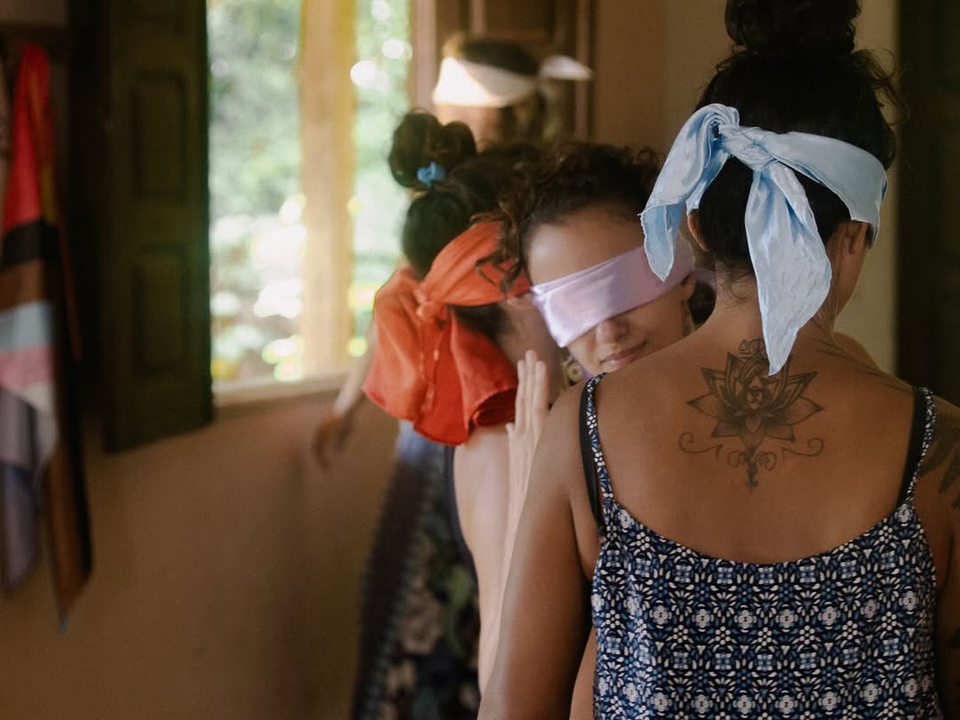 Abril e maio foram meses de estar realizando na presença. Com muito trabalho na matéria. Foi tempo de dar espaço para o vazio e ouvir a criação que nos atravessava. 
Todo tempo de qualidade para ouvir nosso inconsciente, na presença do coletivo & corpo é político. é urgente. 

desprogramar o formato usual dessa tecnologia que está na nossa mão todos os dias, para reencantar nosso dia e atenção para o cotidiano. Criamos vídeo performances individuais e em dupla, e apresentamos uma mostra do proce