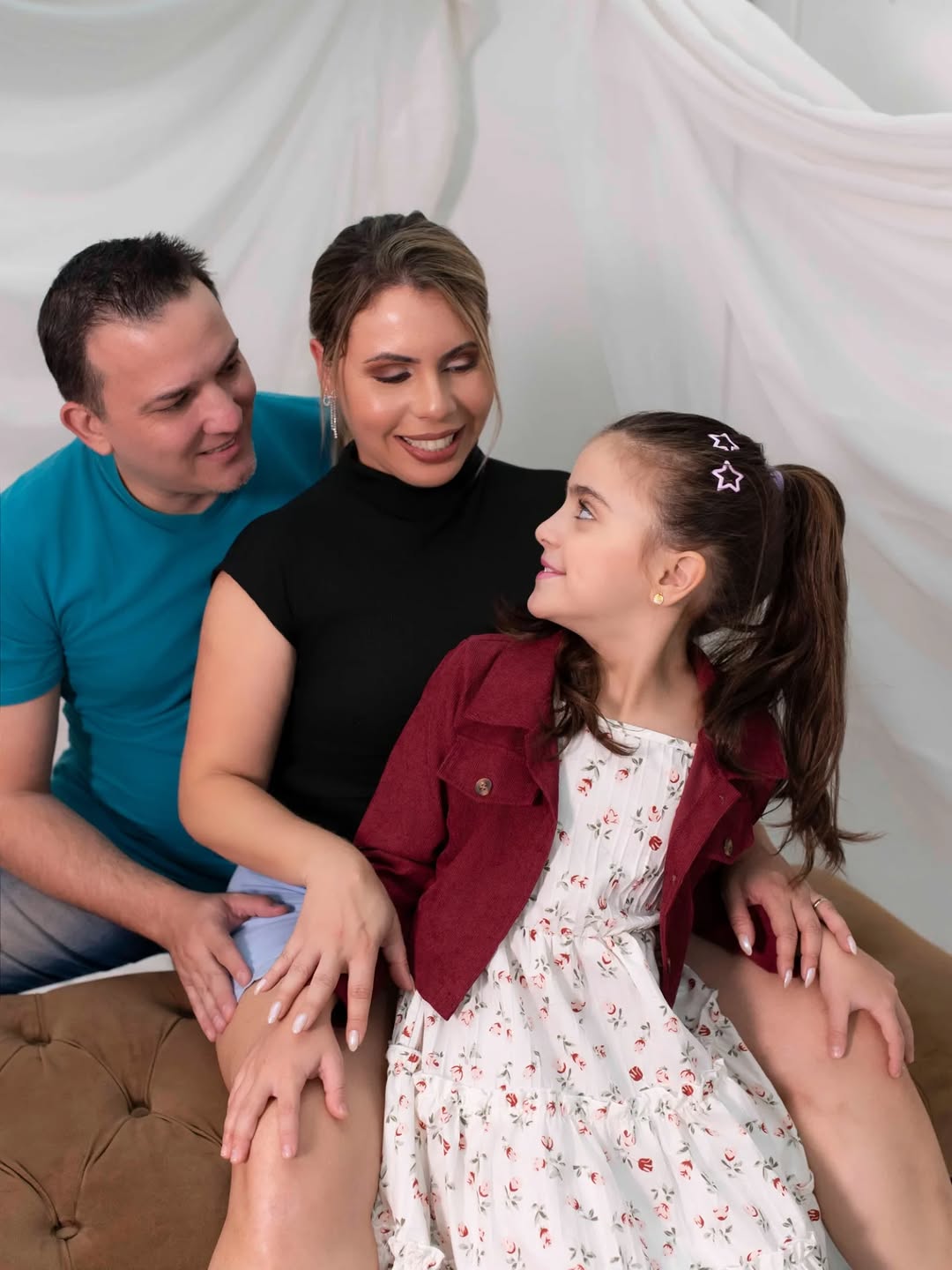 ✨ Alguns trabalhos se transformam em memórias para a vida toda...

Participar da campanha de Dia das Mães da Sapatekdagi ao lado da minha mãe foi muito mais do que uma sessão de fotos.

Foi viver momentos de cumplicidade, carinho, risadas e amor que ficarão guardados para sempre em nossos corações. 💖

Entre bastidores, abraços e muitos sorrisos, construímos lembranças tão especiais quanto o resultado que vocês estão vendo neste carrossel.

Porque, no final, as melhores fotos são aquelas que con