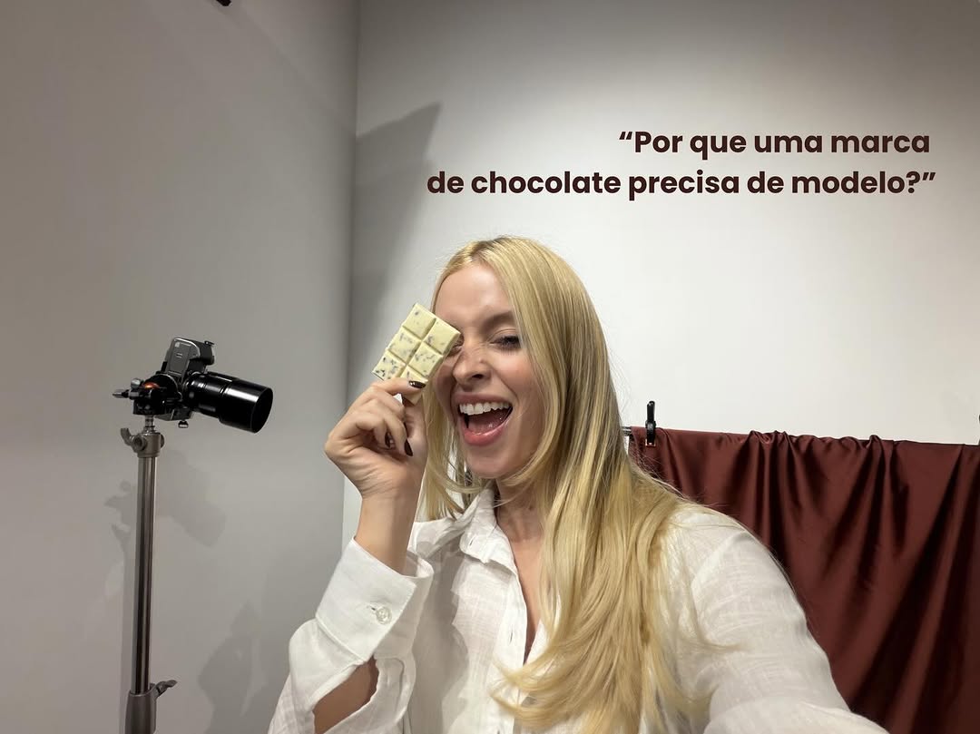 Uma boa campanha não mostra apenas o produto. Ela mostra a experiência por trás dele.

Uma embalagem bonita chama atenção, mas ver alguém vivendo aquele momento cria identificação. É isso que ajuda a transformar um produto em uma experiência.

E claro, tudo isso ganha vida através das lentes de @jordyribeiroo que é mestre em fotografar produtos e traduzir a essência de cada marca.

Minha alergia a chocolate não gostou muito da ideia, mas sobrevivi hahaha. 🤣

E amei fazer parte de mais um projet