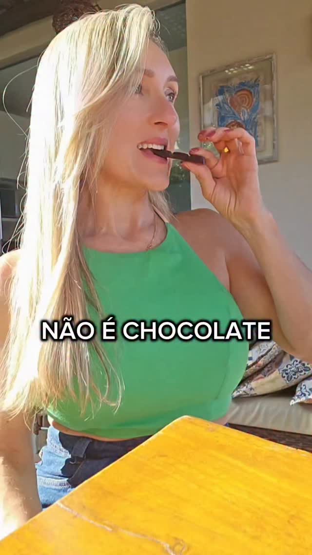 O CACAU é rico em flavonoides, antioxidantes e minerais como magnésio e ferro, ele combate inflamações crônicas, melhora a circulação sanguínea e eleva a produção de neurotransmissores do bem-estar, como serotonina e dopamina.

É bom pra saúde cardiovascular,  para o humor, tem ação antienvelhecimento,  controla a saciedade. 

Para aproveitar esses efeitos, priorize versões com alta pureza (cacau em pó 100% ou chocolates acima de 70% de cacau), já que os chocolates tradicionais contêm muito açúc