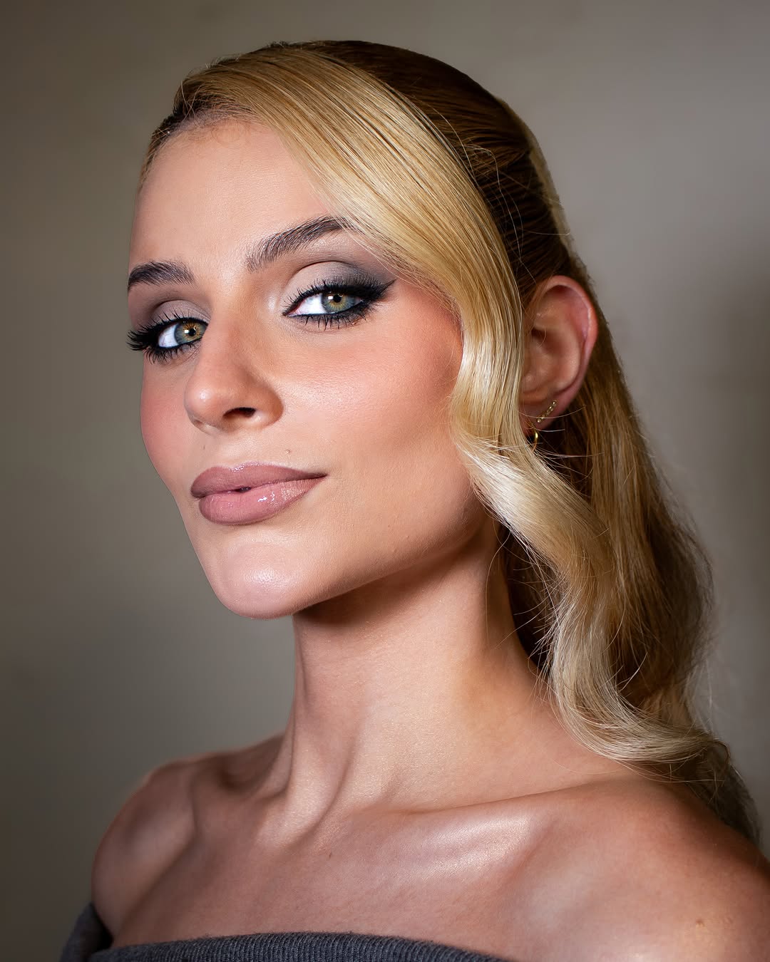 Maquiagem atemporal e clássica! Penteado lindo @stefanibavia  #maquiagem