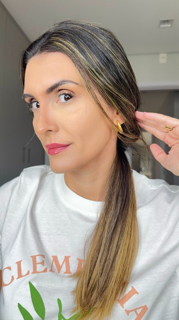 Faz um tempão que não posto nada de cabelo né ?? Confesso que tenho dificuldade com penteados mas adoro uma novidade rsrs , e como eu consegui tenho certeza que vcs também irão conseguir , gostaram do penteado ? Para mais dicas me sigam ! 
.
.
.
#pelemadura #truquesdemaquiagem #penteados #penteado