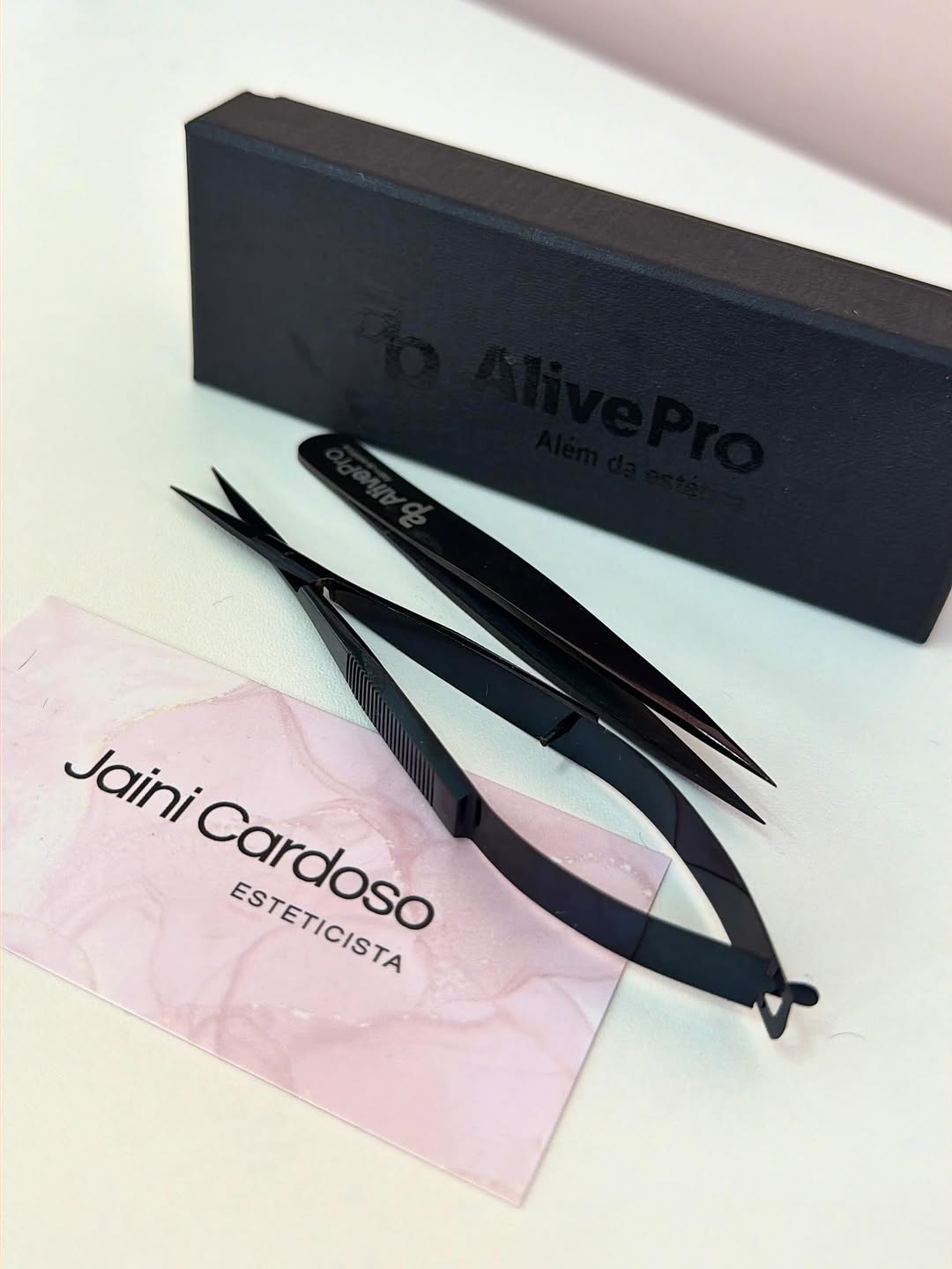 Meu xodó do dia a dia 🤍 @mercadodassobrancelhasoficial 
Pinça e tesoura Alivepro que não saem da minha bancada! Perfeitas para um acabamento preciso e um design impecável. ✨

Use o cupom Jaini10 e garanta seu desconto. 

#sobrancelha #designdesobrancelhas #sobracelhasperfeitas