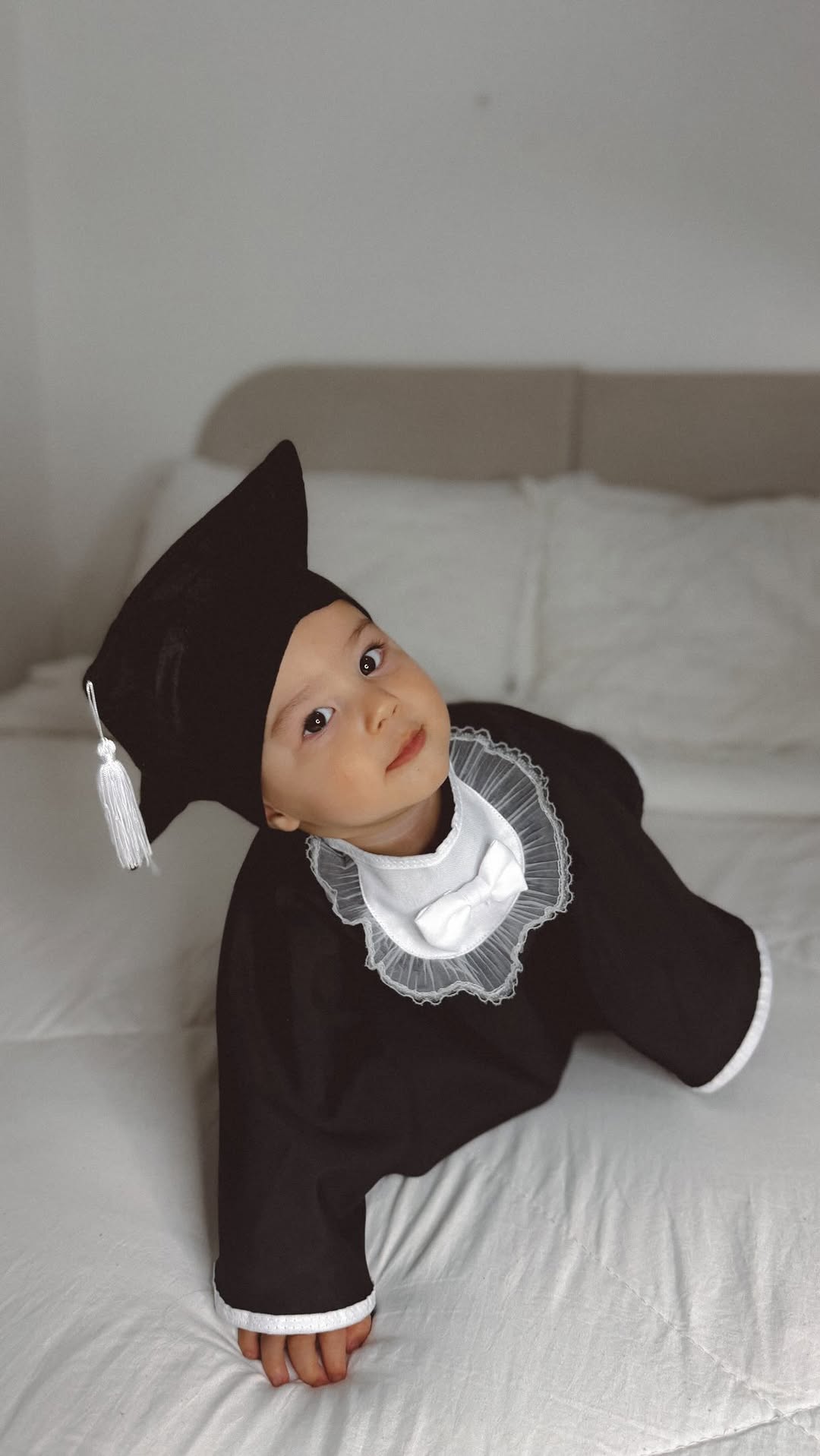08.06 • 11 meses do Lucca ✨

Nosso mini formando nos deu um pequeno trabalho neste mêsversário! Deixar o capelo na cabeça foi uma missão quase impossível, e atacar o bolo já virou uma especialidade dele há alguns meses, haha.

Foi incrível viver cada mêsversário, escolher cada tema, e acompanhar você crescendo a cada comemoração. E, claro, também foi incrível ter um bolo diferente todos os meses, a mamãe vai sentir saudade de tudo isso. 🥹🤍

Te amamos infinitamente, filho! 🤍✨