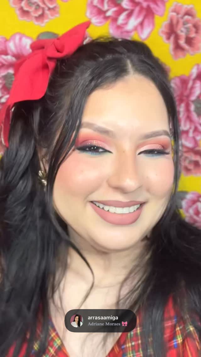 ✨ PRIMEIRA INSPIRAÇÃO JUNINA DO ANO CHEGOU! 🌽🤠💄

Se tem uma coisa que eu amo nessa época é poder brincar com a maquiagem e criar produções cheias de personalidade! ✨

Trouxe uma make junina que é perfeita para arrasar no arraiá, tirar muitas fotos e entrar de vez no clima de São João. ❤️🔥

Me conta: você é do time make delicada ou bem marcada para a festa? 👇😍

#MakeJunina #SãoJoão2026 #InspiraçãoJunina #MaquiagemJunina #Arraiá