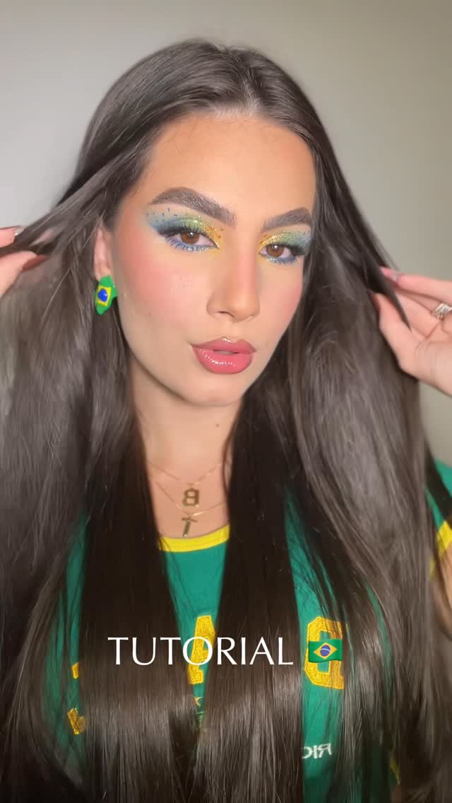 Tutorial pra Copa! 🇧🇷✨

Nessa produção, a Chill Fix da Catharine Hill esteve presente em vários momentos: uma cola multifuncional que ajuda a aumentar a durabilidade da base, fixar pigmentos e também aplicar pedrinhas como usei nessa make. 💖✨

Os links dos produtos estão no link da bio da @catharinehilloficial 🤍
Aproveita para seguir a CH e acompanhar todas as novidades e próximos lançamentos! ✨

#CHILLFIXCATHARINEHILL #PUBLICH #MaquiagemCopa #brasil #copa