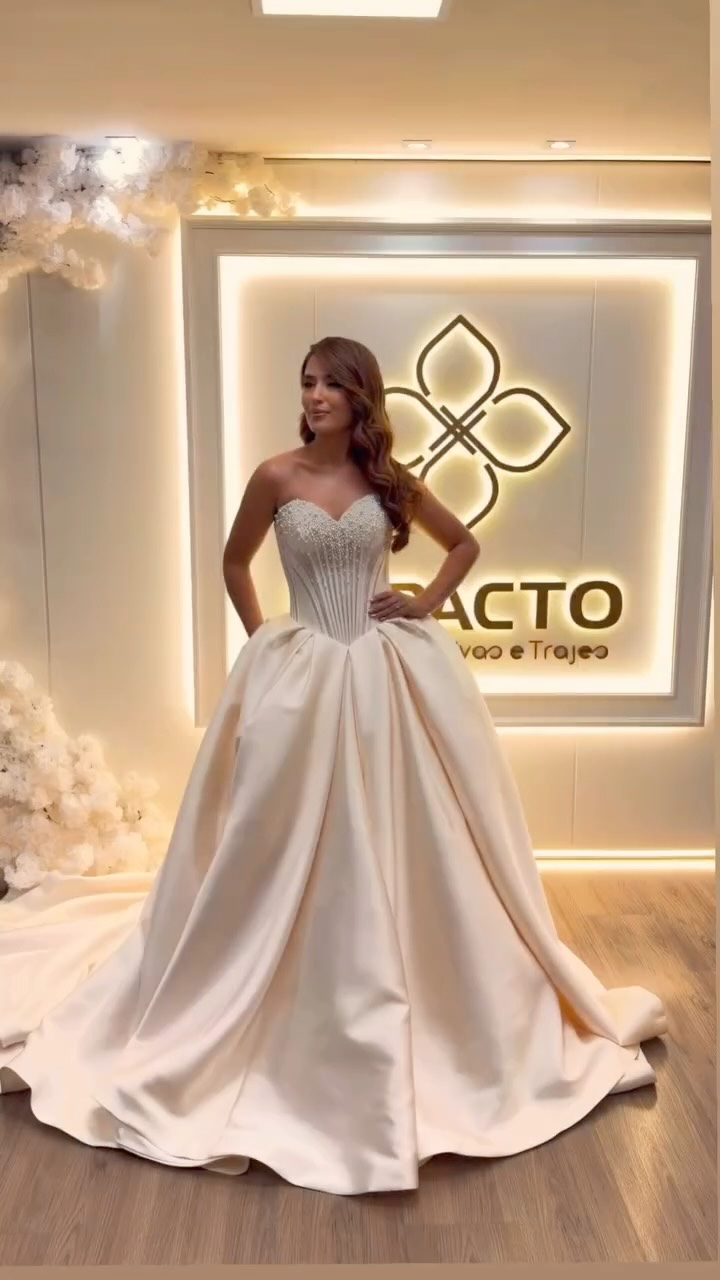 Vestido da The Bridal Collection, da @impactonoivasetrajes . Minha gratidão a essa equipe maravilhosa, que tornou cada momento ainda mais especial. Foi uma experiência incrível.🤍✨

Make: @jo_brandaomakeup 
Penteado: @pedrogonzalezpenteados 

.
.
.
#noiva #casamento #vestido #reels #curitiba