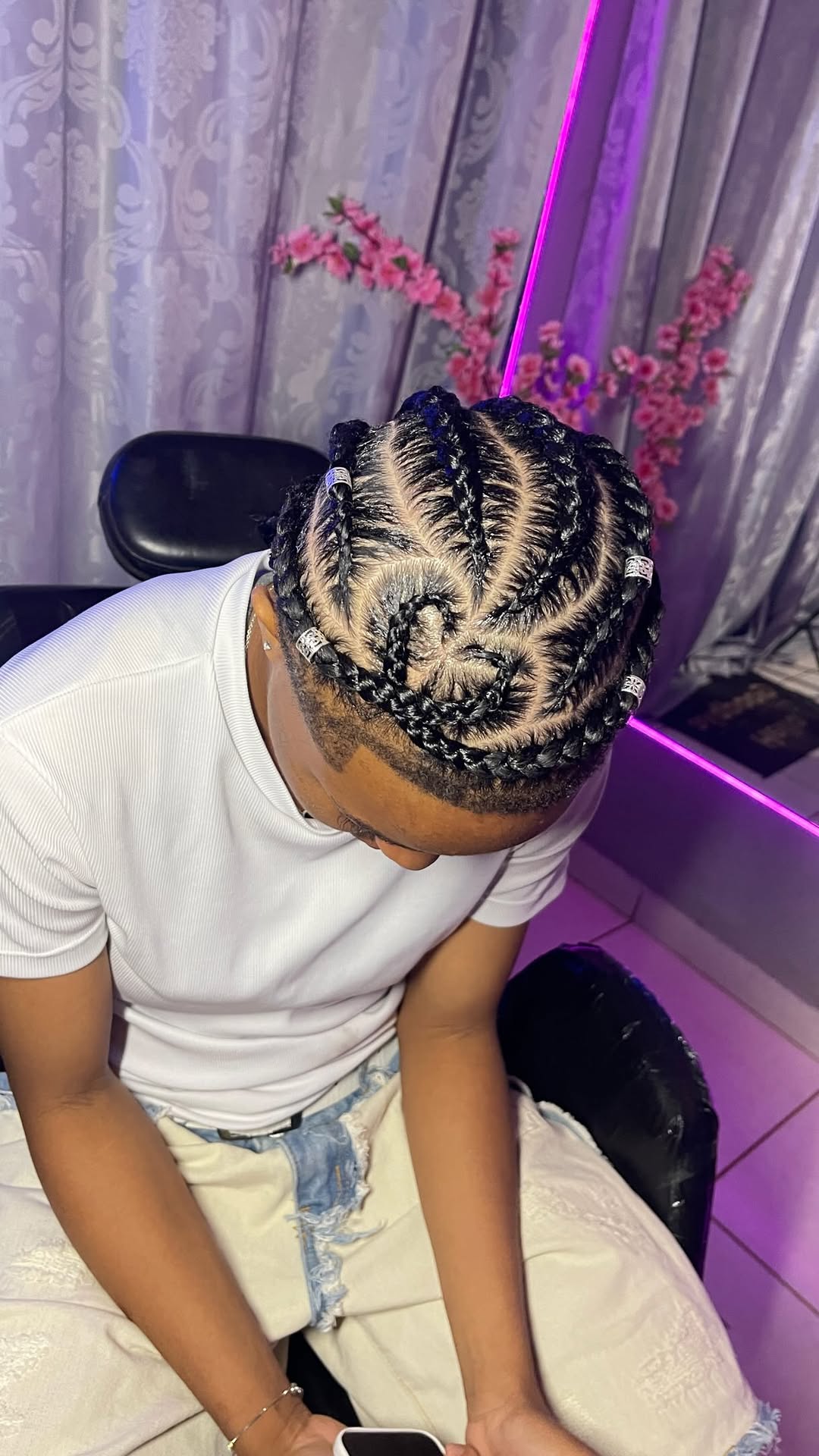 Essa Nagô Freestyle ficou simplesmente impecável! 🔥
Estilo, personalidade e atitude em cada detalhe, amei 😍 
Nem toda transformação começa por dentro, as vezes ela começa na cadeira da trancista. @studiocahsouzahairbutique 

Bora agendar uma transformação! ✨🥰
📲 Agendamentos pelo WhatsApp.
