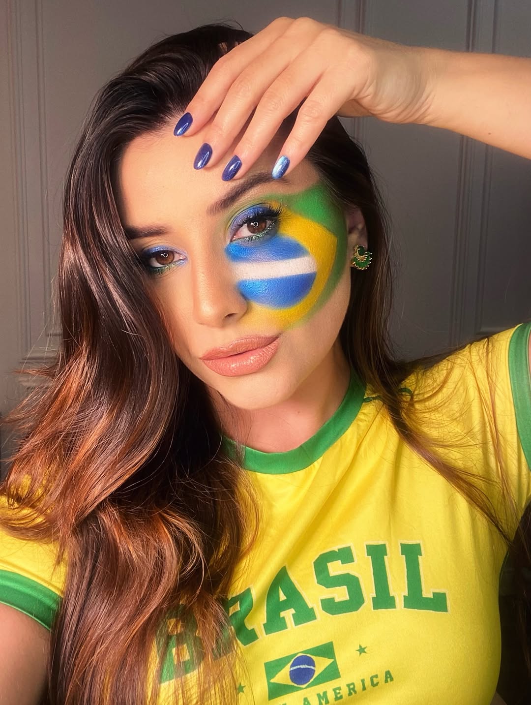 Brasil! 🇧🇷 Nossa torcida transformada em nossas artes, a @kellabdalla_nailmaster responsável por essas unhas. E a minha arte, estampada em meu rosto! Juntas torcemos pelo nosso País! 💅🏻👩🏻‍🎨💚💛💙

#copa2026 #makebr