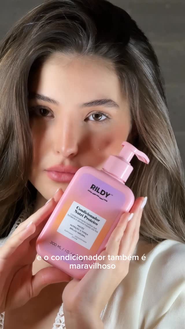 Vocês sabem que eu sou extremamente criteriosa com produtos de cabelo, então quando algo realmente me conquista eu preciso compartilhar.

A @rildycosmetics entrou para a minha rotina e me surpreendeu desde o primeiro uso: fios mais leves, macios, brilhantes e com aspecto muito mais saudável. Achei uma linha extremamente prática com duas etapas de tratamento 
Já estou apaixonada ! ✨🤍
🏷️SOPHIA 
#publi