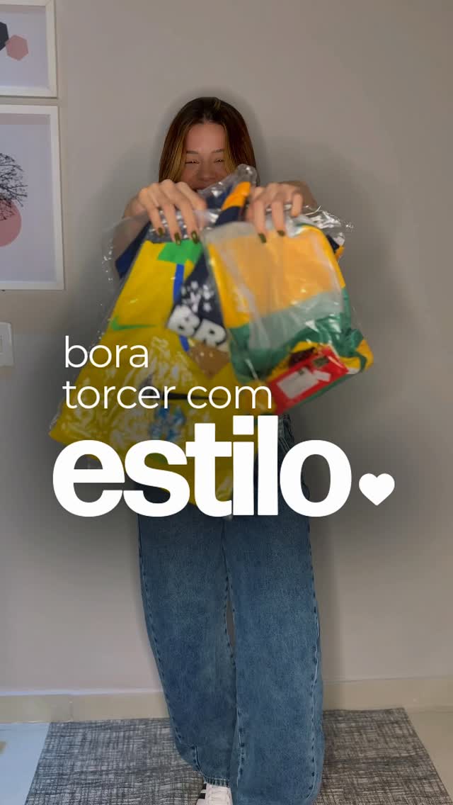 🏆 Provador: Looks da Copa 🍂⚽

✨ 1. Tendência
A combinação perfeita entre moda e paixão pelo futebol. Peças atuais, cores em alta e muito estilo para torcer com personalidade.

🤎 2. Estiloso
Para quem quer sair do óbvio. Um look moderno e bem pensado, que mostra que dá para torcer sem abrir mão da elegância.

💎 3. Chique
Uma proposta sofisticada para assistir aos jogos em eventos, bares ou encontros especiais. Porque a Copa também merece um toque de glamour.

🍁 4. Despojado
Conforto em prime