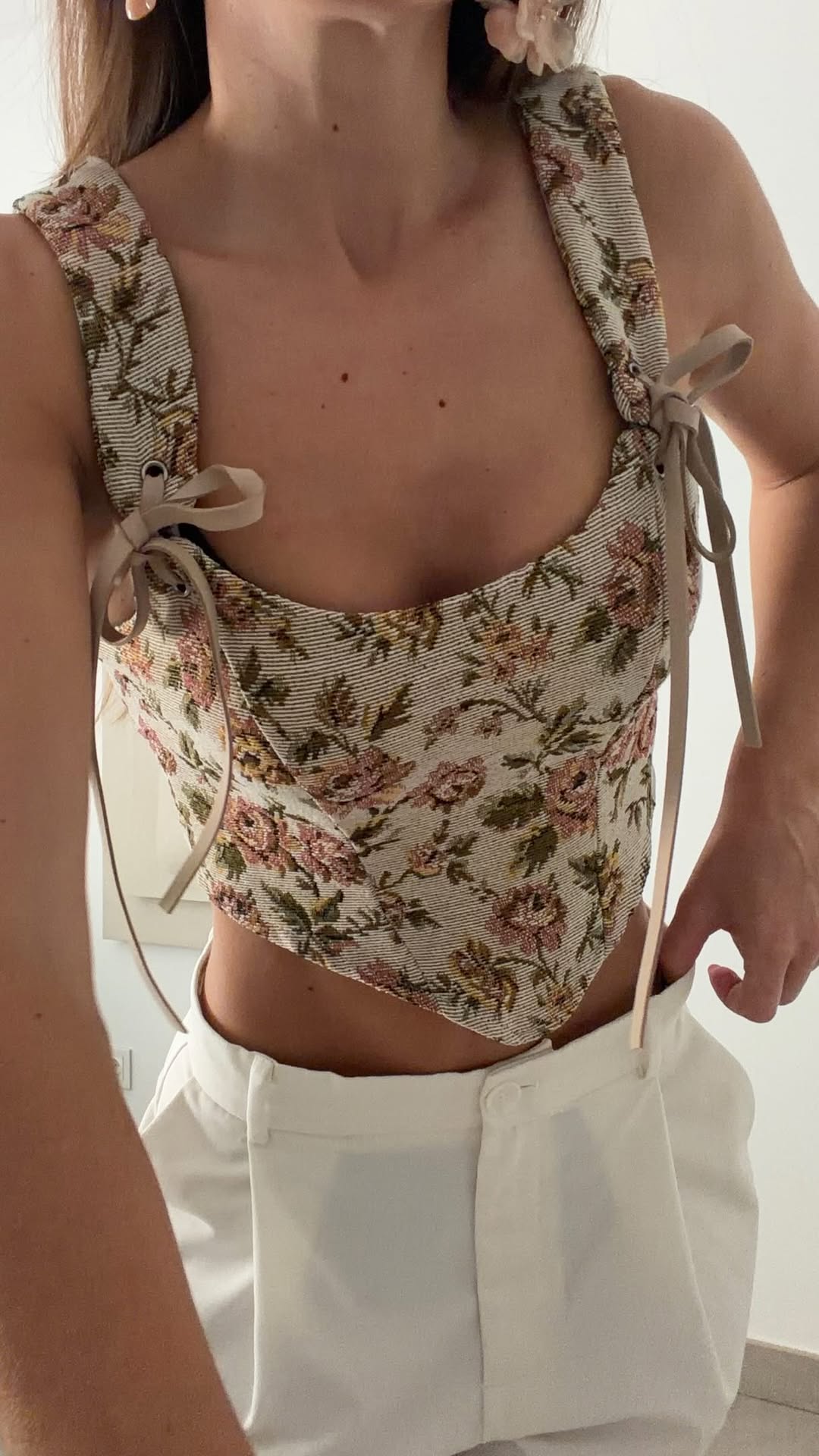 Eternamente enamorada de este top 🤍 dejadme en comentarios la palabra “referencia” y os la mando por privado ✨ #ootd