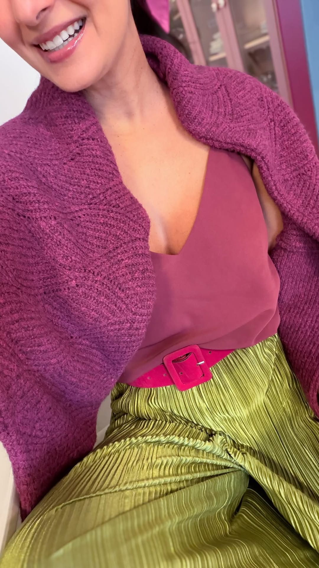 Bora pra Naturaltech? 🤗

Dia de feira pede conforto, mas a cidade estava cinza demais pra eu não me vestir colorida! 💜💚

Estava doida pra estrear essa calça, que chegou essa semana, mas confesso que minha ideia era usá-la com uma t-shirt mais neutra. Quando olhei para o tênis bordô, tive ideias… 👀

Vocês curtiram? Quem gostou comenta, quem não gostou salva e envia pra uma amiga pra falar mal. 🤭

Calça: Shein ID 37111973
Camiseta: Shein não sei o ID
Cinto: Shein ID 10929710
Tricot: @direitoe