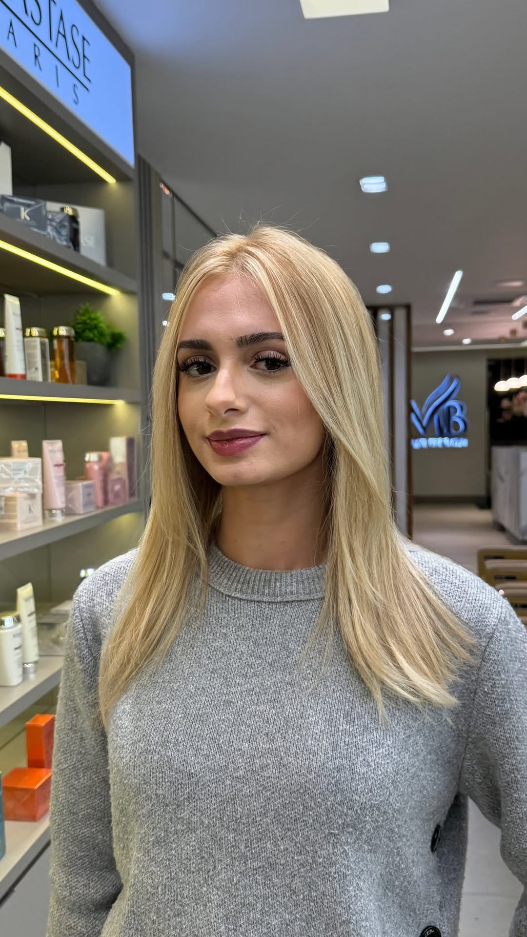 Transformação incrível!
Nossa cliente chegou com a inspiração de um loiro claríssimo e o resultado ficou simplesmente deslumbrante.
Começamos com um corte em base reta, alinhando as pontas e trazendo mais estrutura ao cabelo. Em seguida, trabalhamos a abertura do fundo, preparando os fios para receber a iluminação de forma uniforme e segura.
Depois, iniciamos o processo de mechas, feito com muita técnica e precisão, construindo gradualmente esse loiro claríssimo tão desejado. Cada etapa foi pens