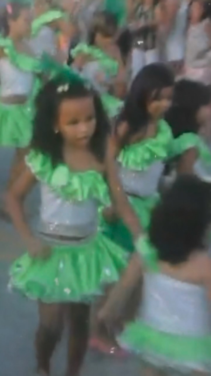 E como clareou…🥹💚
Deixe ela sambando com as perninhas desengonçadas 🥹