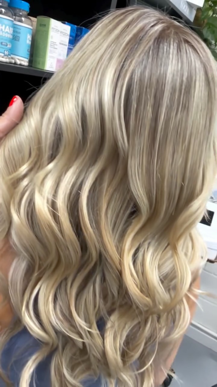 Blonde dos sonhos: iluminado na medida certa, com profundidade na raiz e aquele efeito sofisticado que cresce bonito e com baixa manutenção. As ondas valorizam ainda mais o brilho e a dimensão dos fios, entregando elegância e naturalidade em cada detalhe. 🤍✨

#BlondeHair #LoiroIluminado #HairTransformation #Balayage #BlondeSpecialist HairGoals HealthyBlonde OndasPerfeitas BelezaComPropósito ByJosyMatos