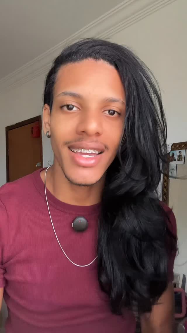 Estão falando que meu cabelo tem tela tic tac, lace, ate peruca ja vi comentando. Hoje resolvi mostrar um tuor pelo meu cabelo para que vejam que eu não uso nada disso. #cabelo #henezado #henepelucia #cabeloslongos #cabelonatural