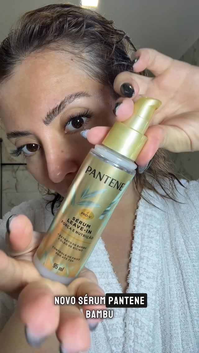 Inspirado na tecnologia japonesa, possui textura ultraleve que “derrete na mão”, alinha os fios e protege contra o calor térmico sem pesar.

#pantene_d80a #CabeloPantene #publi #SerumPanteneBambu