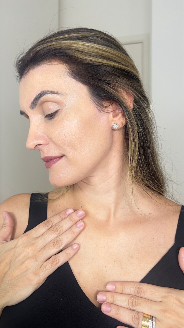 Tbt excelente para fazer agora no inverno !! O cuidado com o colo é tão importante quando o cuidado com a pele do rosto !! Agora me conta vcs já usam retinol no colo ? Para mais dicas me sigam !! 
.
.
.
#pelemadura #cuidadoscomapele #skincare #pele