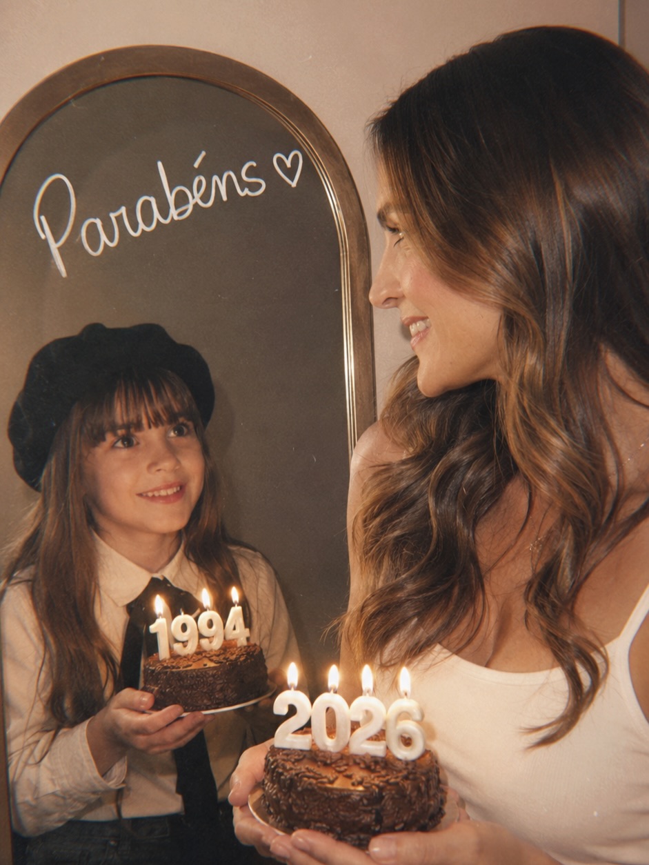 10/06 🎂❤️

E, se a minha versão de 8 anos pudesse me ver agora, acho que ela me abraçaria forte e diria: “Olha tudo o que você conquistou até aqui.”

Aos 15 anos, comecei a modelar sem imaginar tudo o que a vida ainda me reservava. Morei em 10 países, conheci o mundo, vivi experiências que jamais sonhei e tive a coragem de dizer “sim” para muitas aventuras e recomeços.

Nem tudo foi fácil. Houve desafios, perdas, medos e momentos em que precisei ser mais forte do que imaginava. Mas, olhando par