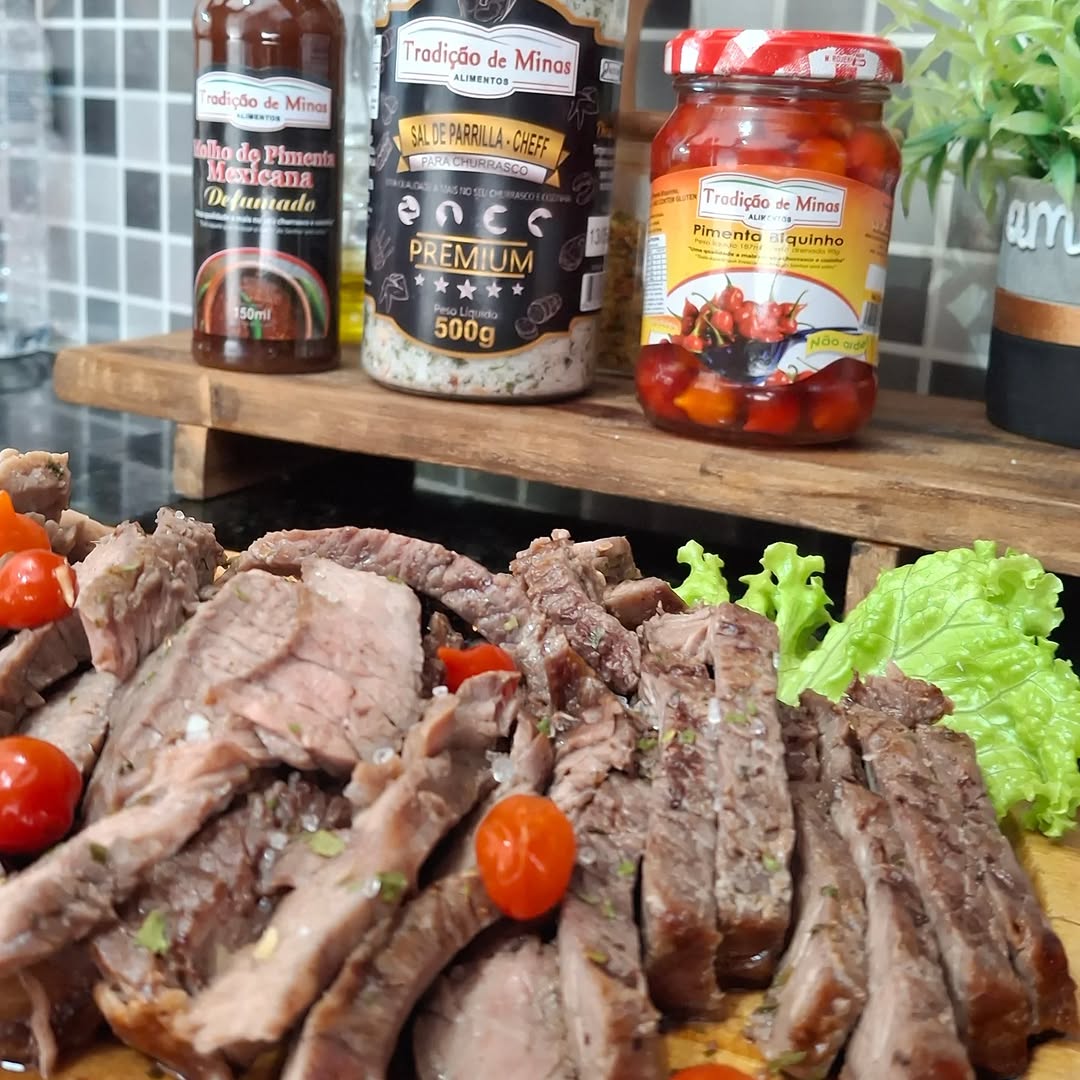 Quinta-feira também combina com churrasquinho em casa!  E para deixar cada corte ainda mais saboroso, contei com os temperos da @tradicaodeminasalimentos2 o toque especial do Sal de Parrilla Premium, a irresistível Pimenta Biquinho e o delicioso Molho de Pimenta Mexicana Defumada. 
Porque não é preciso esperar o fim de semana para reunir quem a gente ama em volta da mesa e aproveitar uma refeição cheia de sabor. 
E por aí, também tem dia certo para uma carninha ou qualquer dia é dia? 

@cha.com.