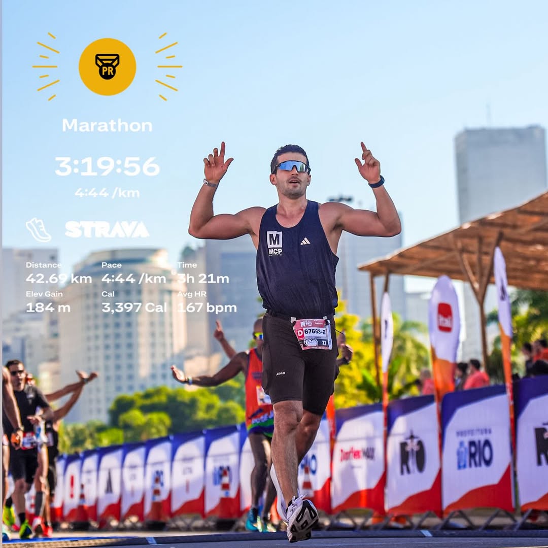 MARATONISTA • 42.195km ✔️ 07/06/26

A última prova dos 4 dias da Maratona do Rio de Janeiro 2026 era, sem dúvidas, a mais desafiadora de todas. Eu já carregava nas pernas 36km acumulados dos três dias anteriores, a fadiga muscular estava presente, mas a vontade de dar o meu melhor era ainda maior.

Foram meses de renúncias, preparo, disciplina e entrega para chegar até esse grande dia. A maratona não se constrói apenas nos 42km. Ela começa no momento em que você decide entrar no ciclo, acordar c