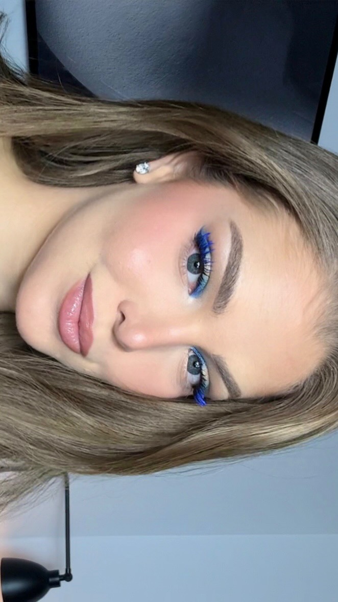 quem já tá animada para sábado? 🇧🇷
-
olhos:
lápis azul• @luisance_oficial 
paleta de sombras harry potter • @quemdisseberenice 
corretivo • @mascavo 
paleta de sombras princesa • @fenzzamakeup 
sombra nylon • @maccosmeticsbrasil 
delineador azul • @luisance_oficial 
máscara preta • @rubyrosebrasil 
máscara azul • @luisance_oficial 
-
#makeuptutorial #maquiagem #copa2026 #grwm #makeup