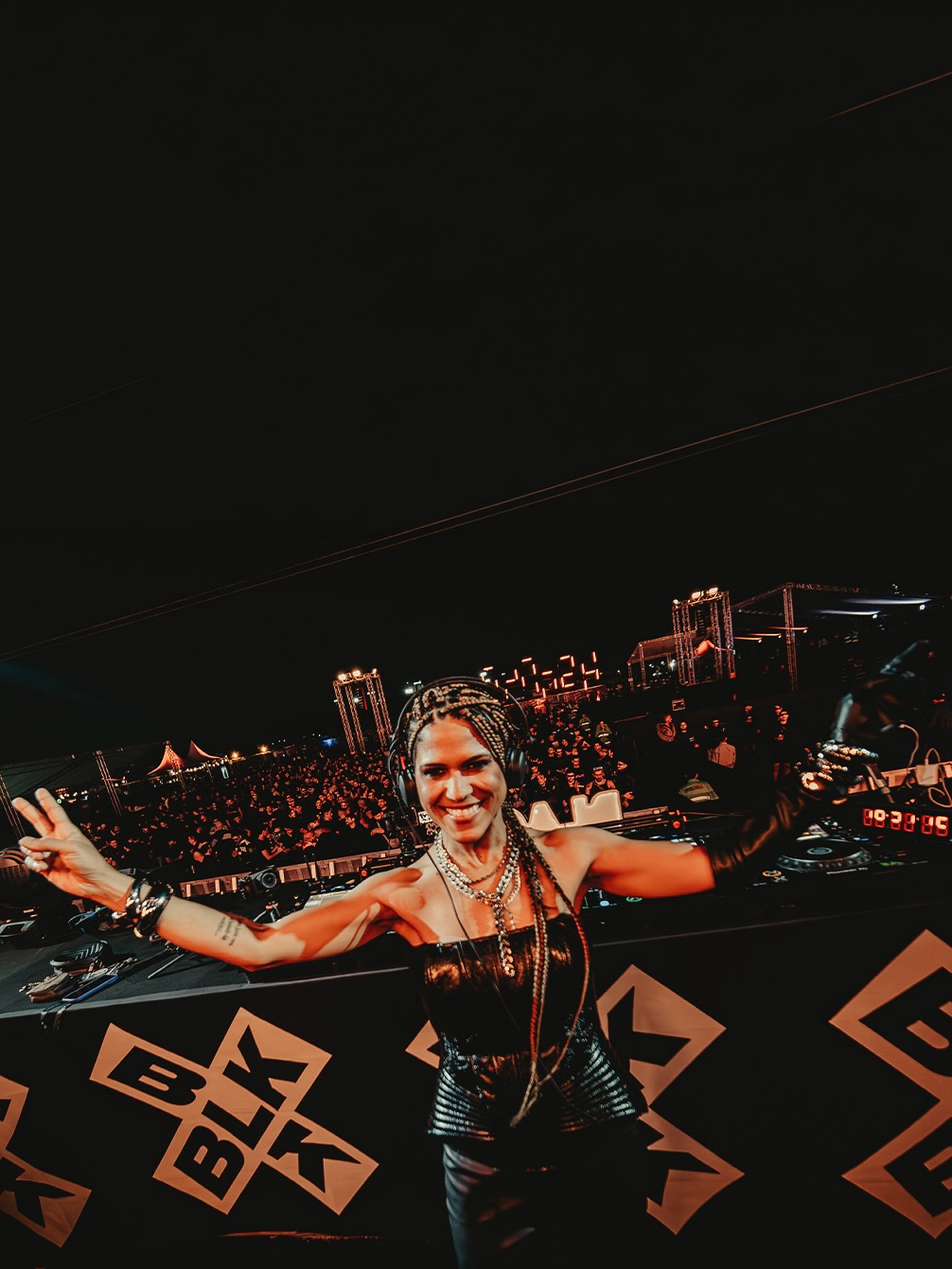 NO FEAR • JUST LOVE • EXPRESS 🖤🏳️‍🌈 

Que noite hein, Blackcats @festablack.br ? 

Fui muito feliz com todos vocês! 🫰🏽

📸 @united.films