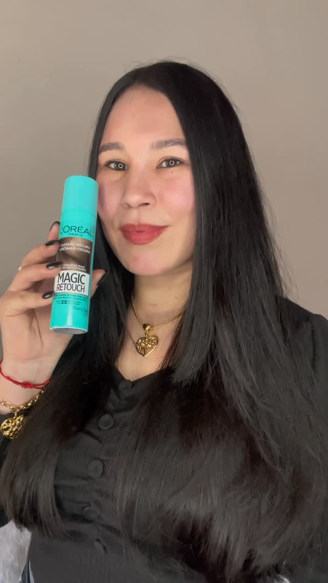 🚨 RAIZ BRANCA APARECENDO DE ÚLTIMA HORA? 🚨

Eu também não gosto daquela surpresa no espelho 😅✨

Por isso fiquei impressionada com o Magic Retouch da @lorealparis : Poucos segundos ele ajuda a disfarçar os fios brancos e deixa a raiz com aparência renovada, sem complicação e sem precisar retocar a coloração na hora.

O resultado? Mais confiança, praticidade e aquele visual de cabelo cuidado que a gente ama 😍

#cabelolorealparis #retoquemagico #lorealistarbr #magicstarsbr #publi