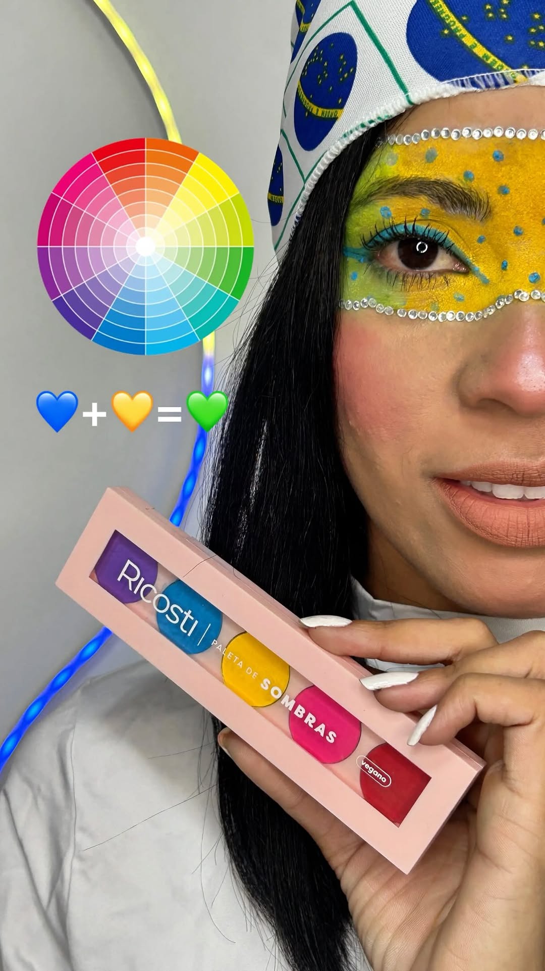 Copa do mundo e círculo cromático. 🇧🇷 

Fazer maquiagem artística com maquiagem social é possível e eu já ensinei algumas aqui. 

Agora criar cores usando o círculo cromático? 

Nessa maquiagem fácil,prática e marcante pra copa do mundo eu ensinei todo passo a passo e ainda ensinei a criar a cor que faltava da bandeira. 

Usei a paleta aquarela da @ricosti que tem 5 cores sendo elas,roxo,azul,amarelo,rosa e vermelho. 

Na bandeira usamos 💛💙💚,então juntei o 💙+💛=💚 e assim criamos a cor que