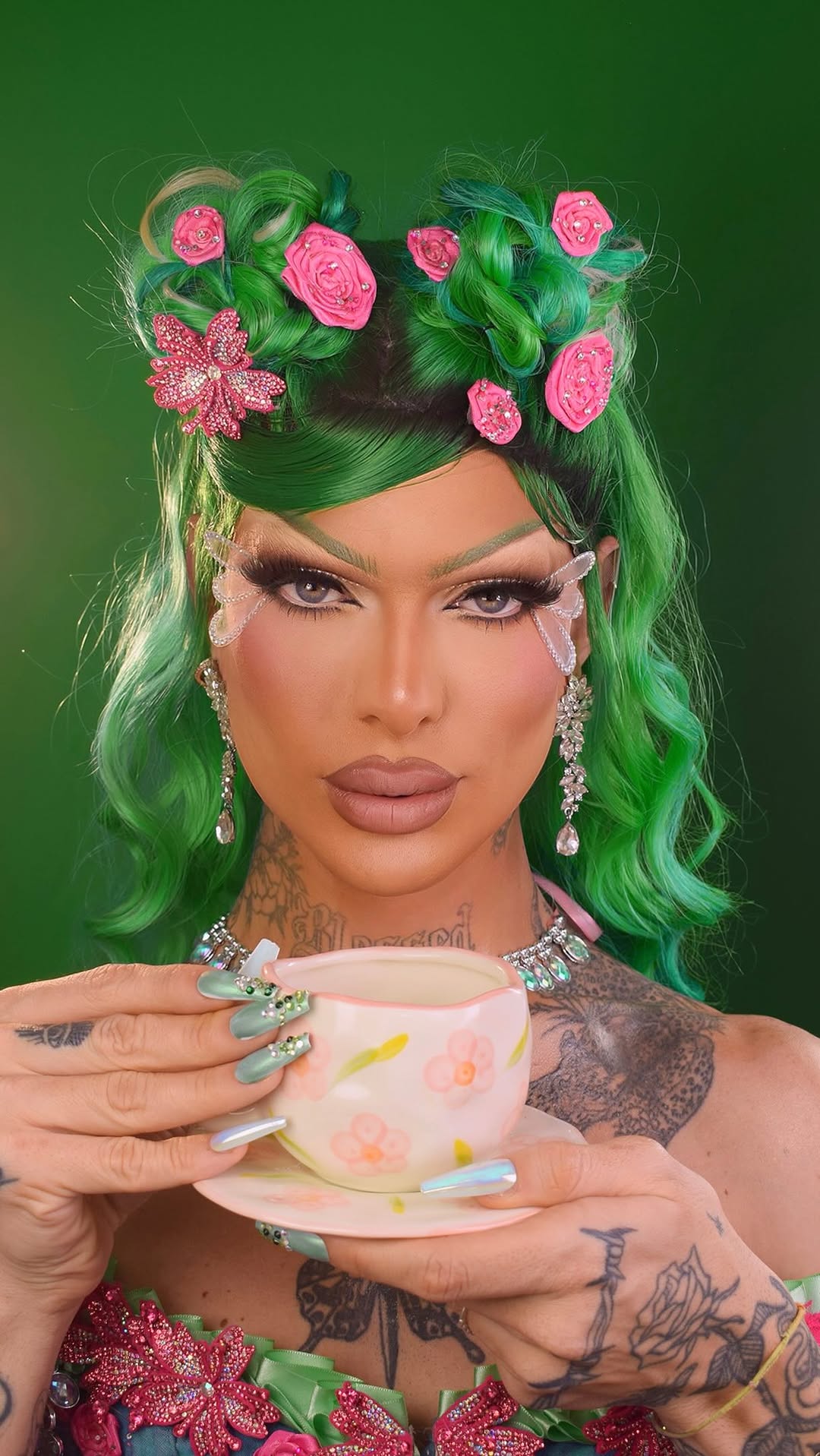 Se eu te convidar pra tomar um chá? 🫖💚✨
.
EU TO VICIADO NESSA MUSICAAAAA!!! Obrigado ícone @gloriagroove por lançar esse hinooooo!!! #ocha #gloriagroove #makeup #maquiagem