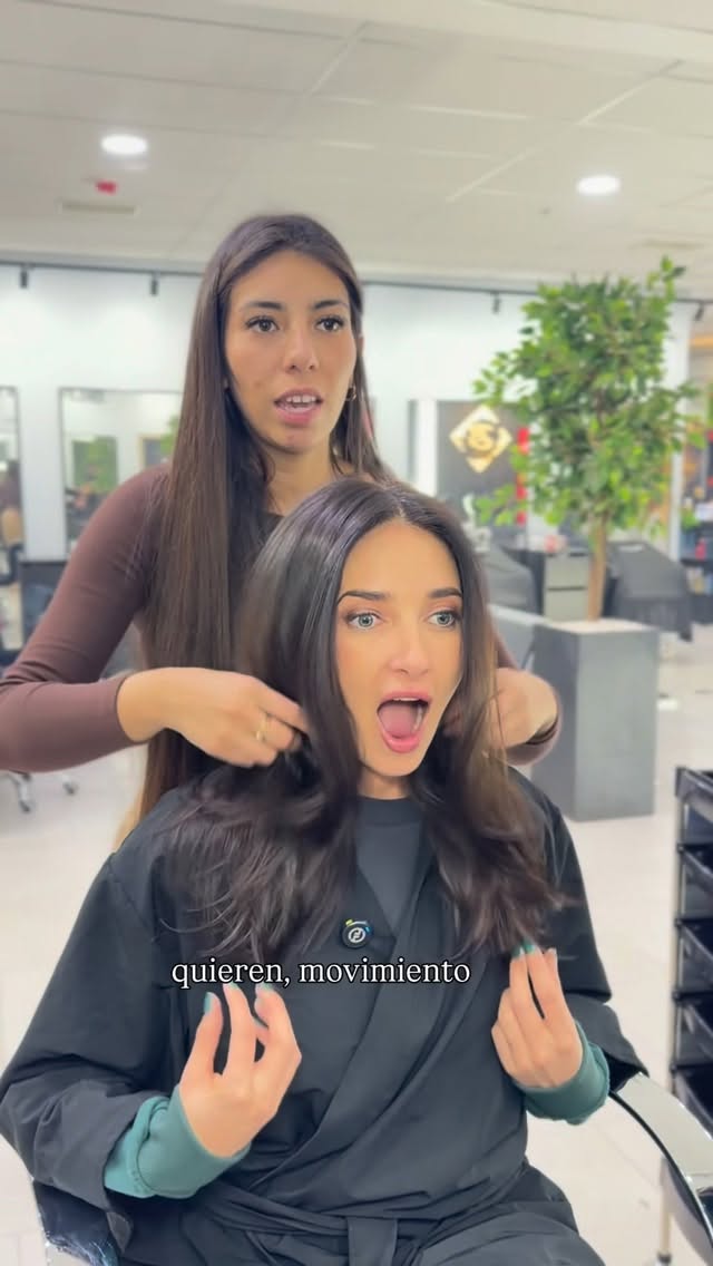 @caminashcl quedó guapísima como siempre en BrunetteStyle✨🤍

Esta vez no realizamos el alisado fotónico porque su cabello tiene decoloraciones antiguas. Primero lo prepararemos y fortaleceremos para luego alisar de forma segura ❤️✨
 
Puedes agendar tu cita en @_brunettestyle ✅📲 
.
.
.
.
.
.
.
#viral #hair #viralvideos #trend #viralpost
