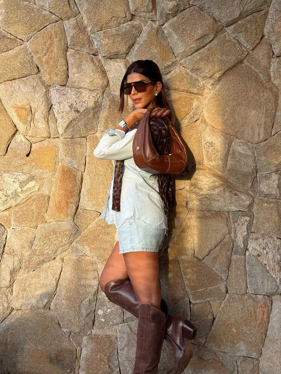 Luz dourada, tons terrosos e a bolsa certa para arrematar o look 👜🤎✨ @misspursebolsas 

#ootd #fitoftheday #bagoftheday