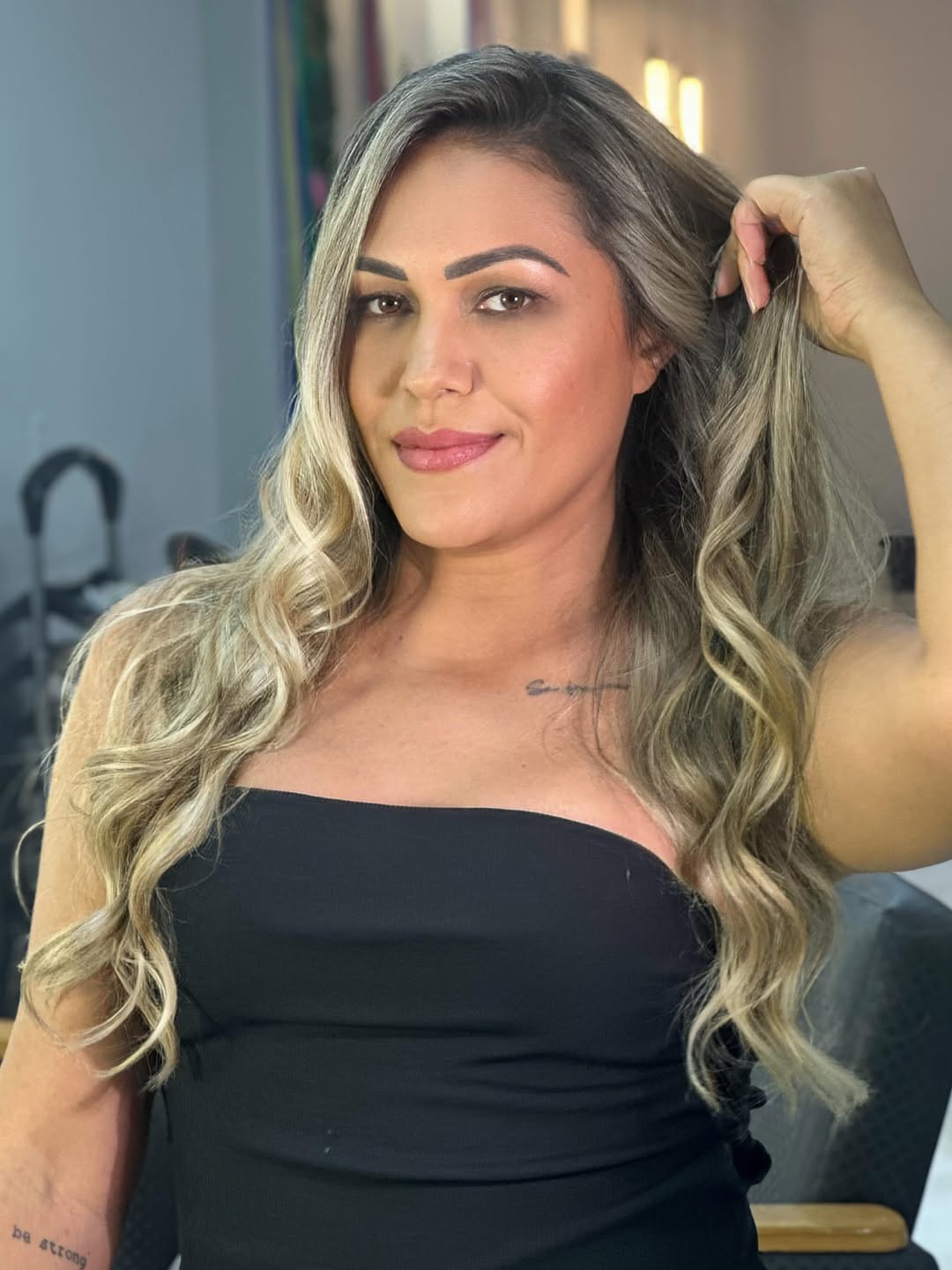 Um loiro ultra iluminado, com tons frios que trazem sofisticação, modernidade e muito impacto. O brilho perfeito para quem ama um visual marcante, elegante e cheio de personalidade. ✨🤍

#IceBlond #LoiroPerfeito #BlondHair

Make: @danedias_b 
Hair: @lucasmarquesacademy @lucasmarquesbeauty