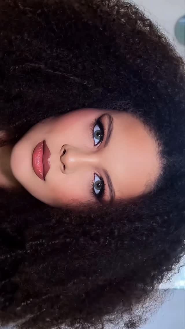 Uma produção pensada em cada detalhe ✨💄

O resultado? Uma beleza realçada, um olhar poderoso e aquela sensação maravilhosa de estar pronta para qualquer momento.

#maquiagem #makeup #makeupartist #makebrasil #peleperfeita