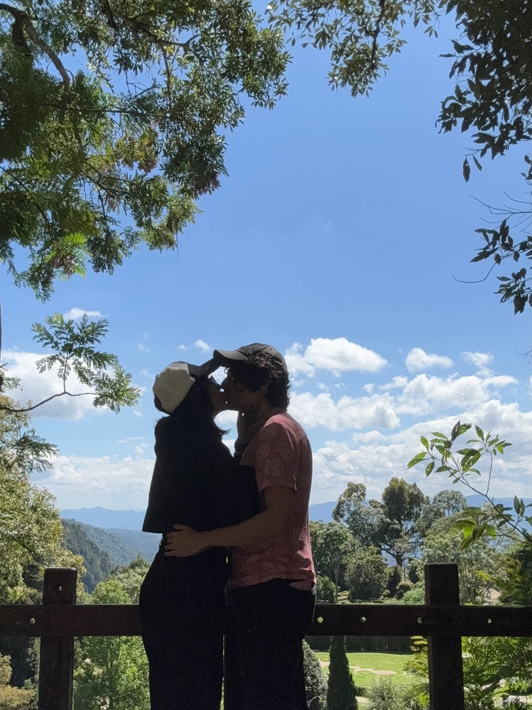 feliz dia dos namorados! 💌💖✨
sou muito feliz e sortuda em ter alguém tão incrível ao meu lado! te amo muito, amorzão, e quero viver muitas outras aventuras com você! minha companhia preferida da vida 🥺💖