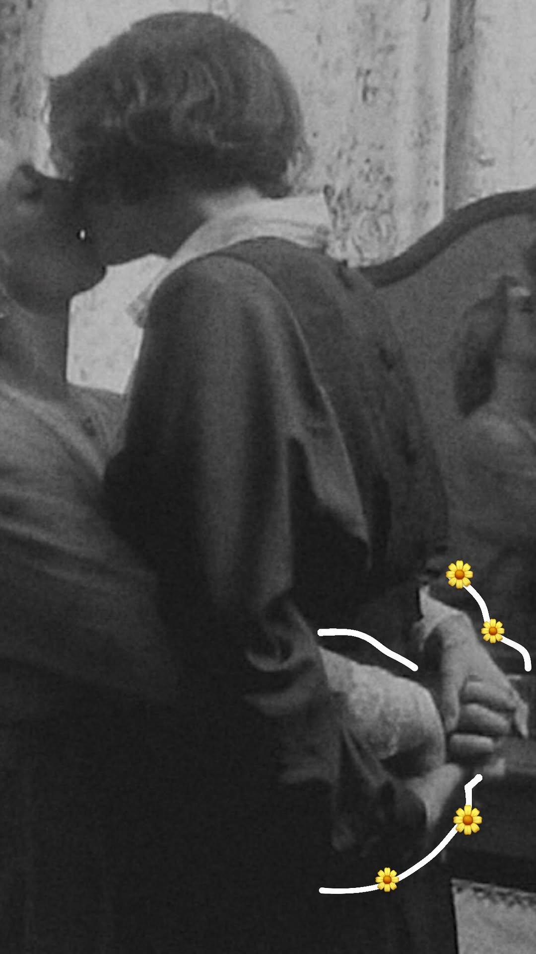 Há mais de cem anos, Vita Sackville-West e Violet Trefusis ousavam inventar suas próprias regras. Elas cruzaram fronteiras e desafiaram um império pelo direito de se pertencerem, provando que a paixão real não pede licença.
Elas nos deixaram uma herança de liberdade. Porque, ontem como hoje, amar outra mulher sempre foi um ato de resistência . Uma teimosia bonita de fazer florescer o afeto onde o mundo preferiu o silêncio.
Como escreveu Violet em suas cartas:

“Você é a minha liberdade, o meu ho