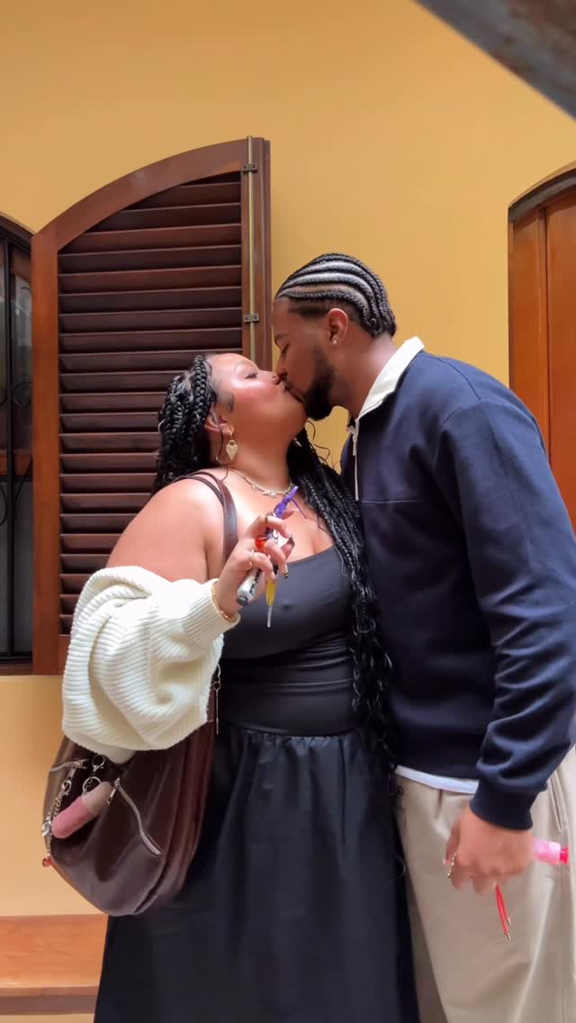 toda dedicatória existente, ainda seria pouco pra expressar o orgulho que sinto de tudo o que construímos ao longo desses anos. 

sou muito grata por cada aprendizado que a nossa trajetória nos trouxe! é um prazer te amar, e eu te amo cada dia mais, obrigada por ser o meu parceiro de vida, eu não poderia ter escolhido alguém melhor para viver ao meu lado! 

nosso encontro é de outras vidas, tenho certeza!
amo tudo o que temos, cada detalhe, te amo. 🤎 @cesarvitu