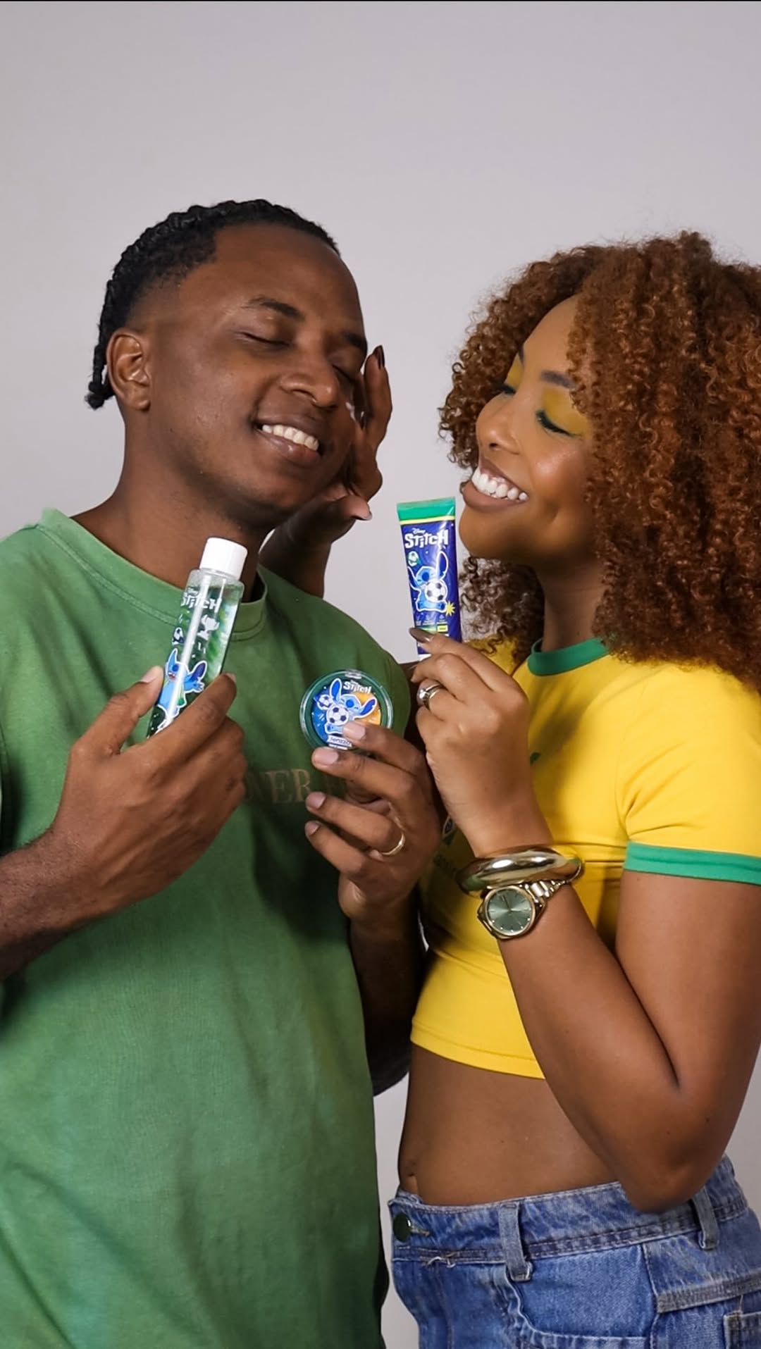Coloquei o Will à prova e os produtos da @fenzzamakeup no banco dos réus 🏆⚽
Spoiler: ele não dorme no sofá 🛋️😂
O kit torcedor stitch entrou em campo e virou craque do meu skincare e maquiagem, qual posição você escalaria os seus? me conta nos comentários 👇💜
. 
#diadosnamorados #maquiagem #copadomundo #makeuptutorial #fenzza