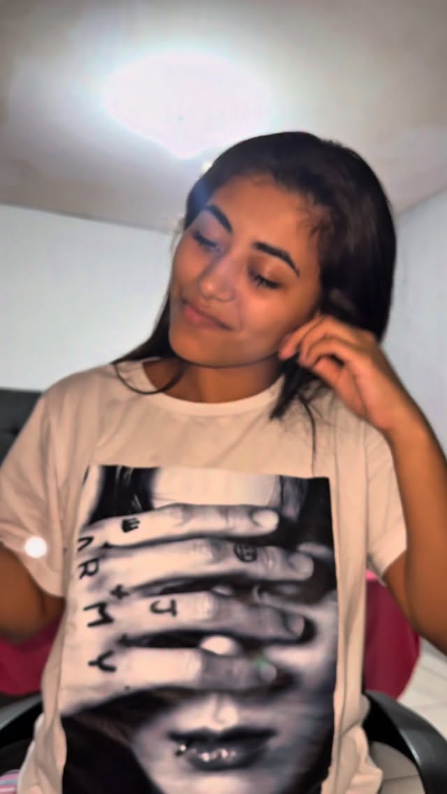 Existem amores que chegam de repente e existem aqueles que transformam nossa vida aos poucos. O BTS foi exatamente assim para mim. O que começou através de músicas e apresentações incríveis se tornou uma fonte diária de inspiração, conforto e felicidade.

O BTS me ensinou que sonhar vale a pena, mesmo quando o caminho parece difícil. Em cada letra, em cada conquista e em cada mensagem de amor próprio, eles mostram que é possível crescer sem perder a essência. Eles me fizeram rir nos dias bons, m