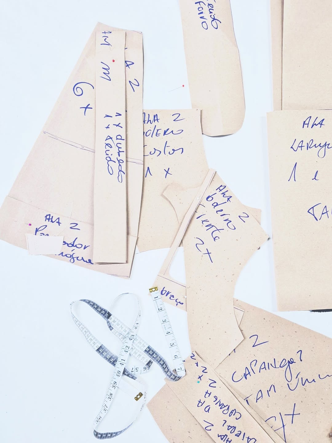 [ F A N T A S I A ]  Rabiscos da imaginação que podem ser transpostos para o papel /  Sofisticado traje popular que oferece ao corpo a possibilidade de experimentar a ficção /  Combinação de calças, blusas, capas, bermudas, vestidos, chapéus,  adereços - e outros penduricalhos mais - que são, na verdade, uma espécie de "máscara" que se veste da cabeça aos pés.

Criação e produção que, no momento exato em que escrevo (além do dito acima) é "foguete que não dá ré" ou "carro sem freio" solto na lad