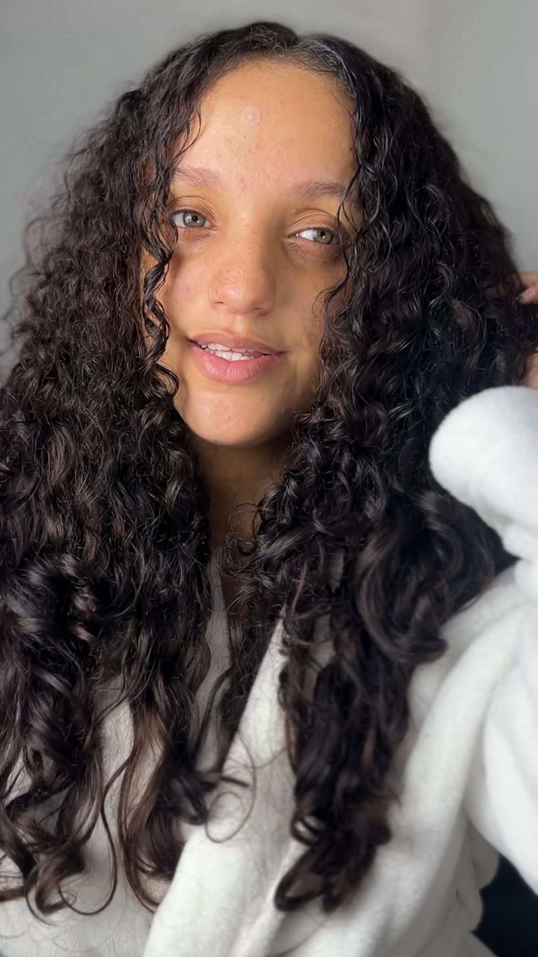 Cachos definidos + menos frizz = tudo o que eu quero. O sérum Pantene Bambu virou um aliado na minha rotina, principalmente nos dias mais úmidos. 💛

Quem mais sofre com frizz? 😮‍💨
@pantenebrasil #pantene_d80a #CabeloPantene #publi #SerumPanteneBambu #explorepage