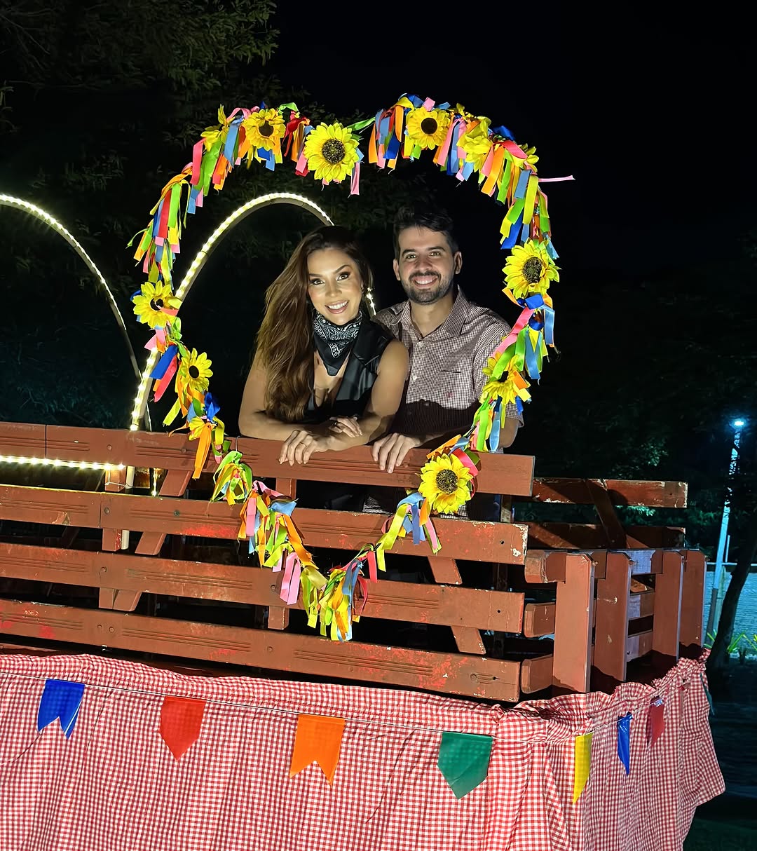 Algumas pessoas passam pela nossa vida. Outras escolhem ficar, construir, enfrentar e celebrar cada fase ao nosso lado.

Hoje, no Dia dos Namorados, celebro você: meu companheiro de vida, de sonhos, de desafios e de conquistas. Não é sobre encontrar alguém perfeito, é sobre encontrar alguém que faça o caminho valer a pena.

Obrigada por caminhar comigo, por segurar minha mão nos dias leves e nos dias difíceis, e por transformar a rotina em lar. AMO VOCÊ!❤️✨
.
#love #instagood #instagram #diadosn