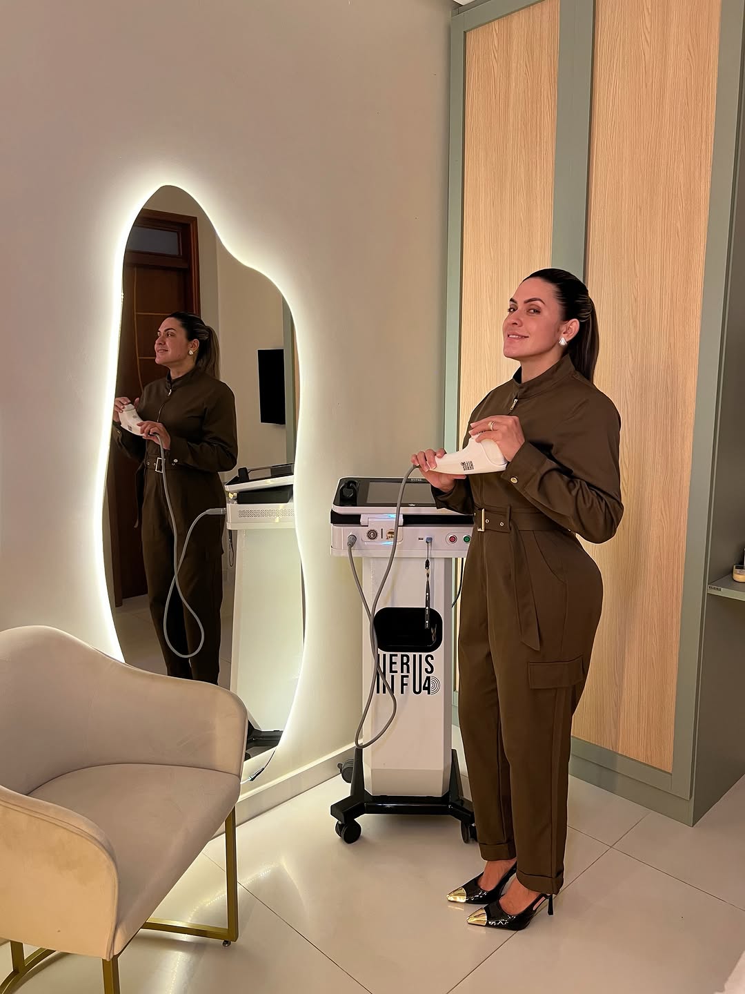 ✨ Tecnologia que transforma sem cirurgia!

O ultrassom microfocado promove:
✔️ Efeito lifting imediato e progressivo;
✔️ Estímulo intenso de colágeno;
✔️ Redução da flacidez facial e corporal;
✔️ Melhora do contorno da face;
✔️ Definição da papada;
✔️ Rejuvenescimento da pele;
✔️ Melhora da firmeza do pescoço e colo;
✔️ Resultados naturais e duradouros;
✔️ Procedimento rápido e sem tempo de recuperação.

💎 Mais firmeza, sustentação e autoestima para você se sentir ainda mais linda!

#UltrassomM