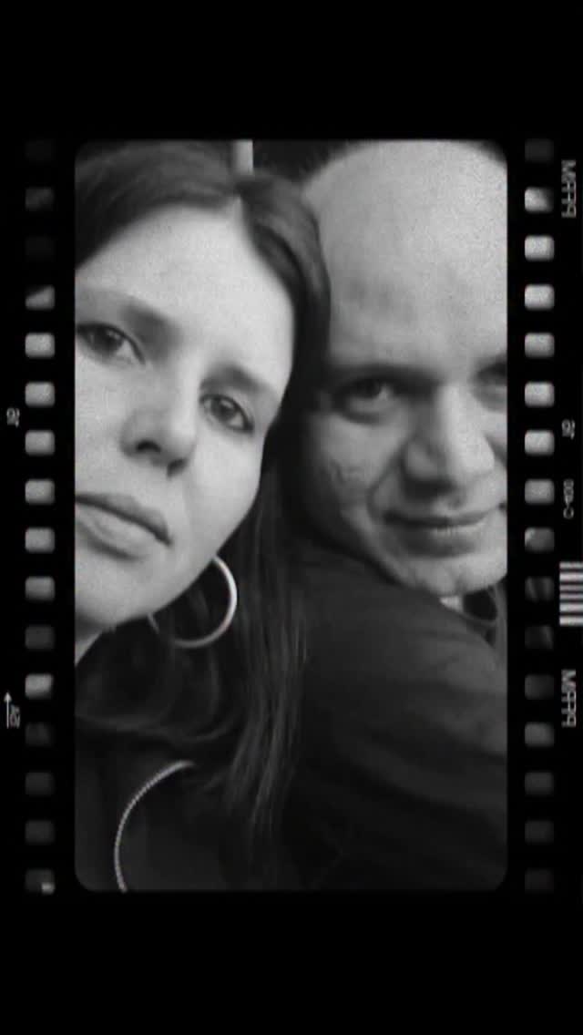 24 anos juntos,  e nessa caminhada tivemos divergência de opiniões,  dias ruins, problemas financeiros,  problemas com filhos, saúde, família. Mas em nenhum deles deixamos de acreditar e respeitar um ao outro. Mas houve também passeios, viagens,  jantares, programas de indio, idiotices e palhaçadas. Acho que é por isso que estamos juntos a tantos anos. O companheirismo e o respeito mútuo vem sempre em primeiro lugar, se você me pedisse hoje para namorar e casar novamente a minha resposta ainda s