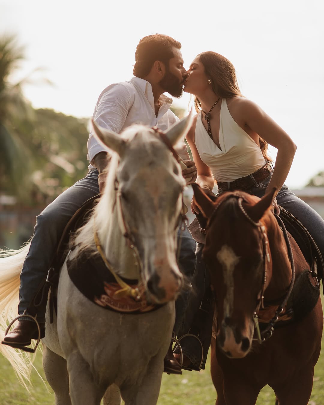 Hoje é mais um daqueles dias especiais que nos fazem lembrar o quanto é maravilhoso amar e ser amada. Sou imensamente grata a Deus por ter sido tão generoso comigo ao colocar você no meu caminho e me dar o melhor marido que eu poderia sonhar.
Feliz Dia dos Namorados, meu amor! Que este seja apenas mais um entre os muitos que ainda viveremos juntos, sempre de mãos dadas, construindo nossa história com amor, cumplicidade e carinho.
Te amo muito! Você é e sempre será o meu eterno namorado. ❤️