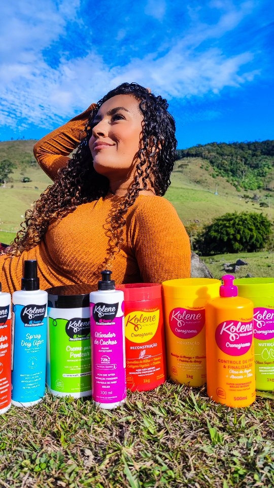 Entrei pra trend também e dessa vez foi com @koleneoficial !!!
Clareou💛
#patrocinado #bondekolene #cacheadas
