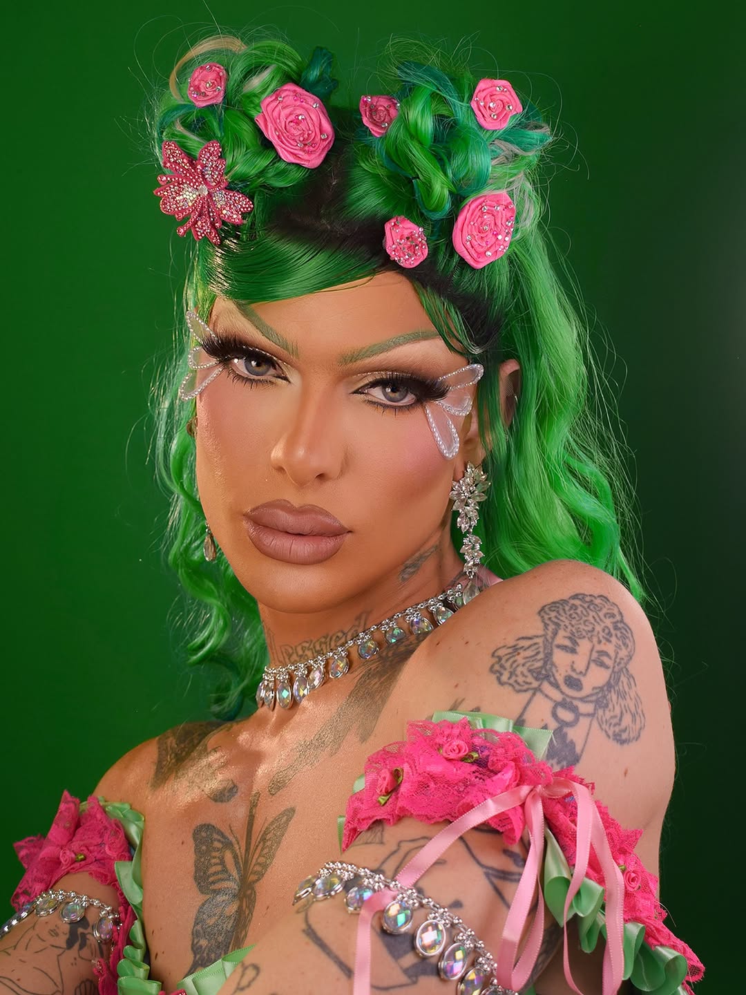 💚🫖✨ @gloriagroove ✨🫖💚
.
Inspired by the visionary artistry of @euvictornogueira ✨🦋#makeup #maquiagem #beauty #maquiador #gloriagroove